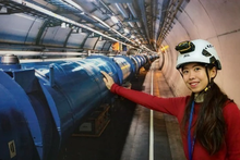 Pham Le Ha Thu (Joni Pham), junto con el sistema ATLAS en el CERN. (Foto: VNA)