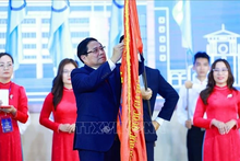 El primer ministro de Vietnam, Pham Minh Chinh, entrega la Orden del Trabajo de primera clase a la Universidad Nacional de Ciudad Ho Chi Minh. (Foto: VNA)