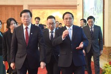 El primer ministro de Vietnam, Pham Minh Chinh (derecha), y Qiu Yong, secretario del Comité del Partido Comunista de China en la Universidad Tsinghua y académico de la Academia de Ciencias de China. (Foto: Nhan Dan)