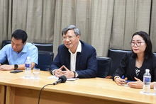 El embajador de Vietnam en Cuba, Le Quang Long, (centro) habla en el evento. (Foto: VNA)