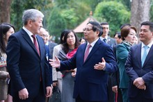 El primer ministro vietnamita, Pham Minh Chinh, y su homólogo de Kirguistán, Adylbek Kasymaliev, visitan el sitio conmemorativo al Presidente Ho Chi Minh. (Foto: VNA)
