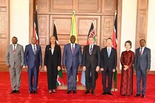 La embajadora vietnamita en Tanzania, concurrente a Kenia, Vu Thanh Huyen, (segunda desde derecha) y otros embajadores. (Foto: VNA)