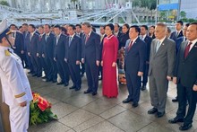 El secretario general del Partido Comunista de Vietnam, To Lam, su esposa, y la delegación que lo acompaña rinden homenaje al Presidente Ho Chi Minh el Museo de las Civilizaciones Asiáticas. (Foto: VNA)