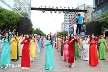 El Festival del Ao Dai (traje tradicional vietnamita) de Ciudad Ho Chi Minh ha florecido durante más de una década. (Foto: VNA)