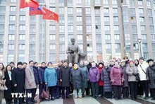Una delegación de Vietnam deposita flores en la estatua del Presidente Ho Chi Minh en San Petersburgo en noviembre pasado. (Foto: VNA)