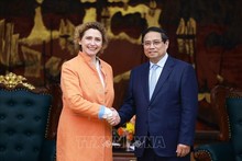 El primer ministro de Vietnam, Pham Minh Chinh, recibe a Nicola Beer, vicepresidenta del BEI. (Foto: VNA)