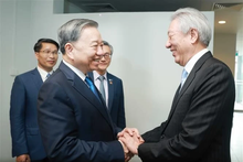 El secretario general del Partido Comunista de Vietnam, To Lam (izquierda), recibe al ministro principal y ministro coordinador de Seguridad Nacional de Singapur, Teo Chee Hean. (Foto: VNA)