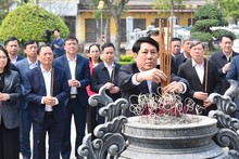 El presidente Luong Cuong y los delegados rinden tributo al extinto secretario general del PCV, Nguyen Van Linh.
