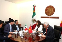 En el encuentro entre la presidenta de la Comisión de Relaciones Exteriores Asia- Pacífica del Senado de la República de México, Yeidckol Polevnsky Gurwitz, y el embajador designado de Vietnam en México, Nguyen Van Hai. (Foto: VNA)