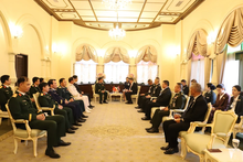 El teniente general Hoang Xuan Chien encabeza una delegación del Ministerio de Defensa Nacional de Vietnam para realizar una visita de cortesía a Phumtham Wechayachai, vicepremier y ministro de Defensa de Tailandia. (Foto: VNA)