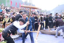 Los turistas experimentan la elaboración de pastel de arroz glutinoso (banh day) del pueblo Mong. (Foto: VNA)