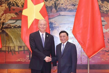 El miembro permanente del Secretariado y jefe de la Comisión de Control Disciplinario del Comité Central del Partido Comunista de Vietnam, Tran Cam Tu, (derecha) y Cai Qi, miembro del Comité Permanente del Buró Político y del Secretariado del Comité Central del Partido Comunista de China (PCCh) y jefe de su Oficina. (Foto: VNA)