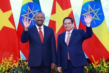 El primer ministro de Vietnam, Pham Minh Chinh, sostiene conversaciones con su homólogo etíope, Abiy Ahmed Ali. (Foto: VNA)
