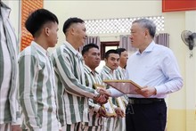 El viceprimer ministro permanente, Nguyen Hoa Binh, entrega certificados de amnistía a presos que cumplen los requisitos. (Foto: VNA)