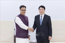 El presidente de Vietnam, Luong Cuong (derecha), recibe al ministro de Asuntos Parlamentarios y de Minorías de la India, Kiren Rijiju. (Foto: VNA)