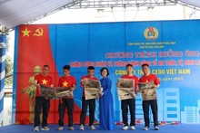 Publicación informativa especial de Nhan Dan llega a los trabajadores de Bac Ninh.
