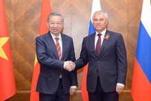 El secretario general del Partido Comunista de Vietnam, To Lam (derecha), y el presidente de la Duma Estatal de Rusia, Vyacheslav Volodin (Foto: VNA)