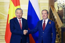 El secretario general del Partido Comunista de Vietnam (PCV), To Lam, y Dmitry Medvédev, presidente del partido Rusia Unida y vicepresidente del Consejo de Seguridad de la Federación Rusa. (Foto: VNA)
