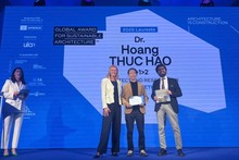 El arquitecto Hoang Thuc Hao (centro) recibe el Premio Global de Arquitectura Sostenible 2025. (Foto: Asociación de Arquitectos de Vietnam)