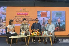 El traductor Phan Hong Minh, el investigador Le Nguyen Long, el autor Clément Baloup y el intérprete en la charla sobre las obras.