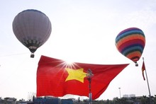 La bandera nacional con una superficie de 2.025 metros cuadrados ondea en el cielo de la ciudad de Vinh.