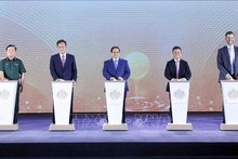 El primer ministro de Vietnam, Pham Minh Chinh (centro), y los delegados inauguran el proyecto Trump International Hung Yen. (Foto: VNA)