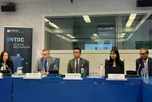 El embajador Vu Le Thai Hoang y delegados participantes en el seminario. (Foto: VNA)