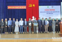 Los dirigentes del Servicio de Educación y Formación de la provincia de Vinh Long posan para una foto con los representantes de las dos universidades.