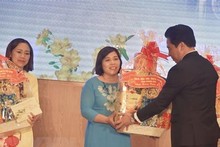 Autoridades de la provincia de Khanh Hoa entregan regalos a familias de soldados en el distrito de Truong Sa. (Fotografía: VNA)