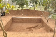 Un sitio de excavación en la colina Dong Dau en la aldea Doai, distrito de Ba Vi en las afueras de Hanói, donde se desenterraron las hachas de piedra. (Fuente: PCV)
