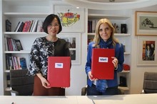La directora general de la Agencia Vietnamita de Noticias (VNA), Vu Viet Trang, y la presidenta de la entidad similar de Argentina (Télam), Bernarda Llorente (Foto: VNA)
