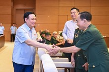 El presidente de la Asamblea Nacional de Vietnam, Vuong Dinh Hue sostiene encuentro con los exprisioneros de guerra de Nghe An.