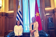 La embajadora de Vietnam en Uruguay, Ngo Minh Nguyet, se encuentra con la vicepresidenta electa, Carolina Cosse. (Fuente: VNA)