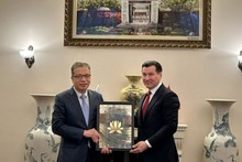 El embajador de Vietnam en Rusia, Dang Minh Khoi (izquieda), y el jefe de la república de Kalmukia, Batu Khasikov (Foto: VNA)