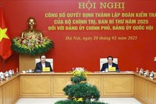 El primer ministro Pham Minh Chinh y el presidente de la Asamblea Nacional, Tran Thanh Man, co -presiden la conferencia. (Fuente: VNA) 