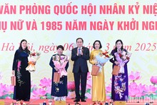 El presidente de la Asamblea Nacional de Vietnam, Tran Thanh Man, entrega flores y obsequios a las diputadas con motivo del Día Internacional de la Mujer. (Foto: VNA)