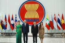 El secretario general del Partido Comunista de Vietnam, To Lam (segundo, a la izquierda) y su esposa, Ngo Phuong Ly (primera, a la izquierda), visitan el Secretariado de la Asean el 10 de marzo. (Foto: VNA)