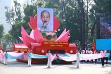 El desfile comienza con una formación de vehículos con el emblema nacional de la República Socialista de Vietnam y el retrato del presidente Ho Chi Minh, pasando por la tribuna. (Foto: VNA)