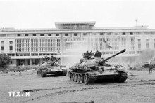 La mañana del 30 de abril de 1975, desde todos los puntos cardinales, cientos de tanques, vehículos blindados y tropas de infantería avanzaron simultáneamente hacia el Palacio Presidencial del régimen de Saigón, liberando la ciudad. (Foto: VNA)