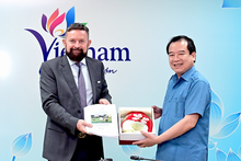 El subjefe del Departamento Nacional de Turismo, Ha Van Sieu y Edgar Doerig, representante en jefe de la Oficina Regional para Asia-Pacífico de la OIF.
