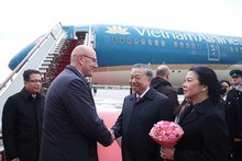 El viceprimer ministro ruso Dmitri Chernyshenko despide al secretario general To Lam y a su esposa en el aeropuerto Vnukovo 2, Moscú. (Foto: VNA)