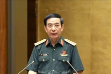 El ministro de Defensa, Phan Van Giang, presenta el borrador de ley en la sesión (Foto: VNA)