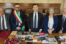 El embajador de Vietnam en Italia, Duong Hai Hung (centro), presenta una colección de libros sobre el Presidente Ho Chi Minh a la Asociación A.P.S. INTRA en Marsciano. (Foto: VNA)