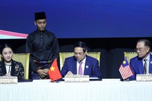 El primer ministro de Vietnam, Pham Minh Chinh (centro), firma la Declaración de Kuala Lumpur (Foto: VNA)