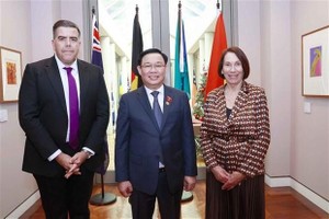 El presidente de la Asamblea Nacional de Vietnam, Vuong Dinh Hue; la presidenta del Senado de Australia, Sue Lines, y el titular de la Cámara de Representantes de Australia, Milton Dick (izquierda). (Fotografía: VNA)