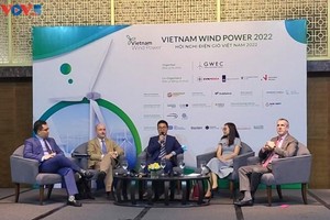 Delegados intercambian opiniones en la rueda de prensa sobre la Conferencia de Energía Eólica de Vietnam 2022 (Fotografía: VOV)