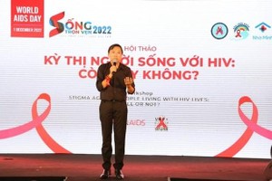 Nguyen Anh Phong, vicepresidente de la Unión de Prevención y Control del VIH/Sida, habla en el seminario "Estigma y discriminación a personas con el VIH: ¿Aún existe?". (Fotografía: VOV)