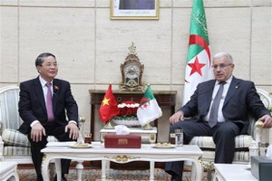 El presidente de la Asamblea Popular Nacional de Argelia, Ibrahim Boughali, recibe al subtitular del Parlamento vietnamita Nguyen Duc Hai. (Fotografía: VNA)