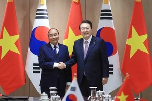 El presidente de Vietnam, Nguyen Xuan Phuc (izquierda), se reúne con su homólogo de Corea del Sur, Yoon Suk-yeol. (Fotografía: VNA)