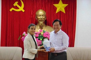 El secretario adjunto permanente del Comité del Partido Comunista de Vietnam en Binh Duong, Nguyen Hoang Thao, recibe a la subdirectora del diario Granma, Arlin Alberty Loforte. 